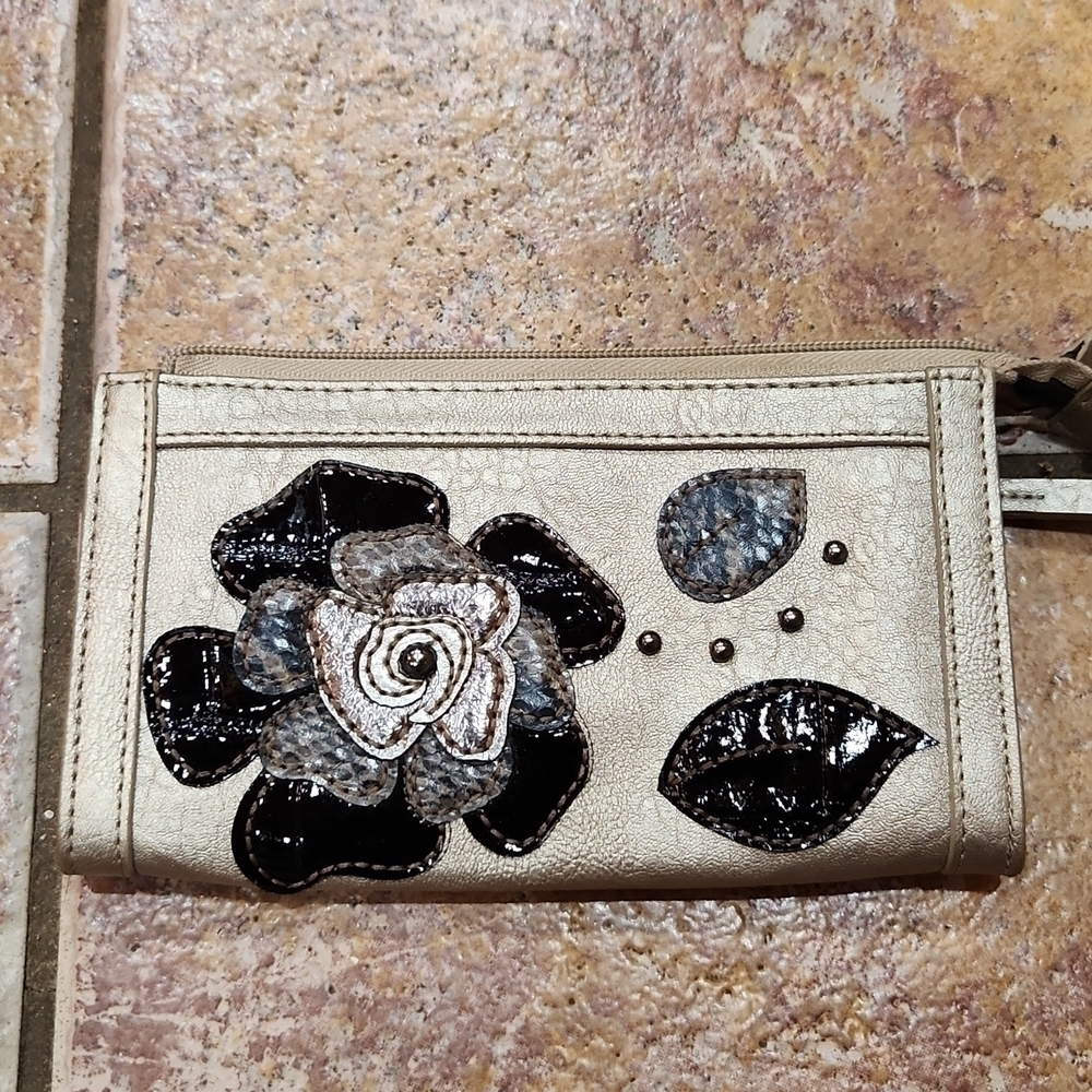 RELIC wallet rose embellished EUC
